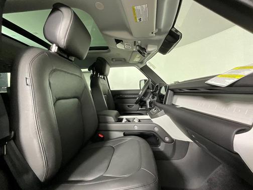 2025 Land Rover Defender 130 P400 X-Dynamic SE