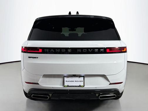 Fuji White 2026 Land Rover Range Rover Sport SE