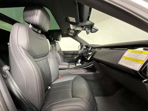 Fuji White 2026 Land Rover Range Rover Sport SE