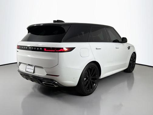 Fuji White 2026 Land Rover Range Rover Sport SE