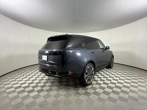 2025 Land Rover Range Rover P530 SE