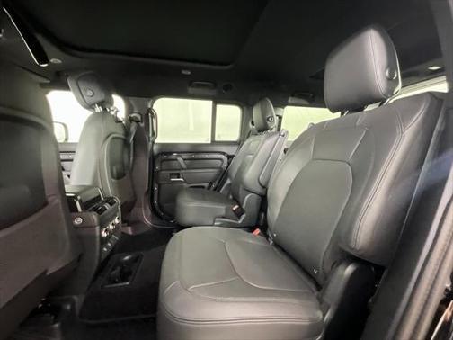 2025 Land Rover Defender 130 P400 X-Dynamic SE