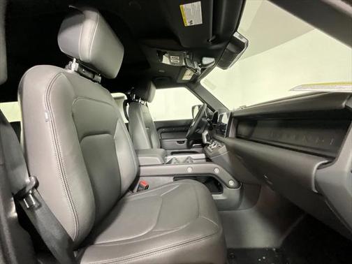 2025 Land Rover Defender 130 P400 X-Dynamic SE