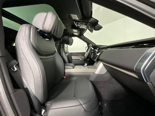 2026 Land Rover Range Rover P615 SV