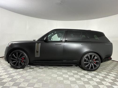 2026 Land Rover Range Rover P615 SV