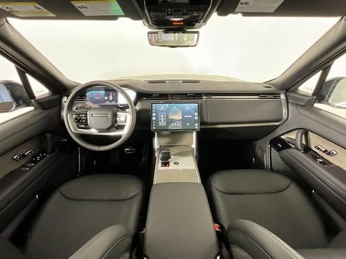 2026 Land Rover Range Rover P615 SV