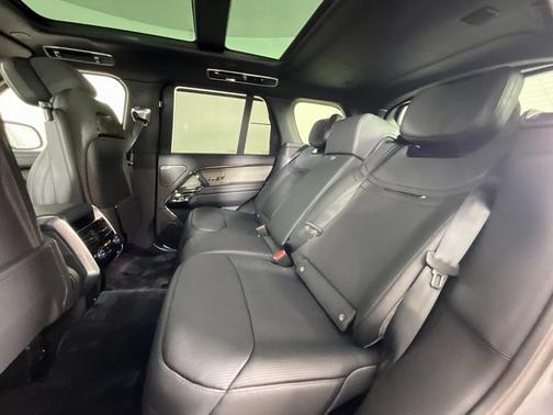 2026 Land Rover Range Rover P615 SV
