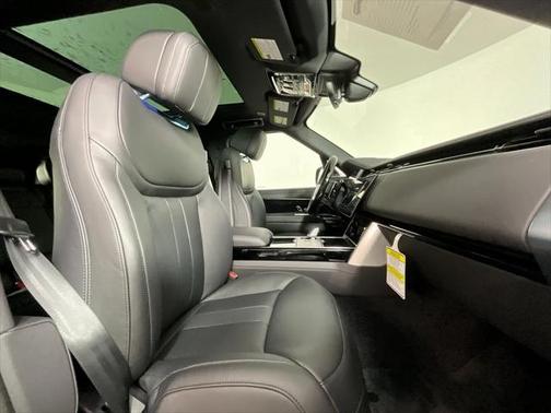 2025 Land Rover Range Rover P530 SE 7 Seat