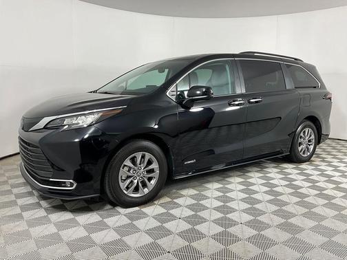 2021 Toyota Sienna XLE 8 Passenger
