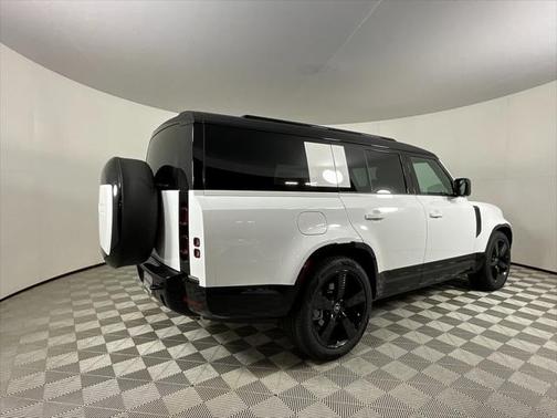 2025 Land Rover Defender 130 P400 X-Dynamic SE