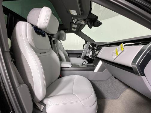 Santorini Black Metallic 2026 Land Rover Range Rover P615 SV