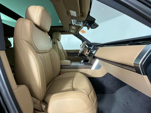 2026 Land Rover Range Rover P550e SE