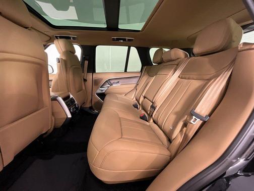 Santorini Black Metallic 2026 Land Rover Range Rover P550e SE