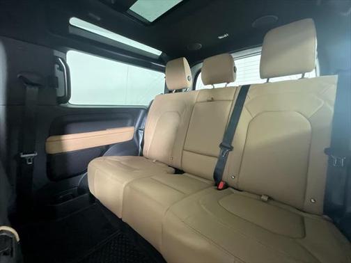 2025 Land Rover Defender 90 P400 X-Dynamic SE