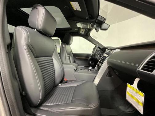 2025 Land Rover Discovery P360 Dynamic SE