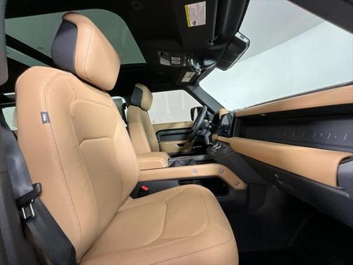 2025 Land Rover Range Rover P550e SE