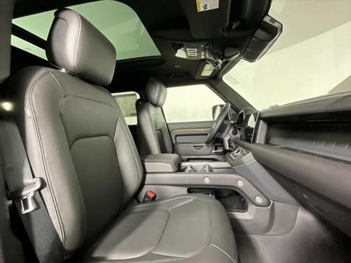 2025 Land Rover Defender 130 P400 X-Dynamic SE