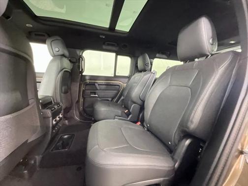 2025 Land Rover Defender 130 P400 X-Dynamic SE