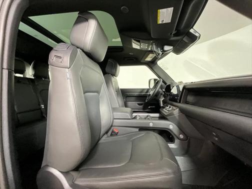 2025 Land Rover Defender 90 P400 X-Dynamic SE