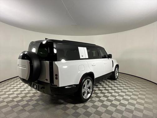 2023 Land Rover Defender 130 X-Dynamic SE