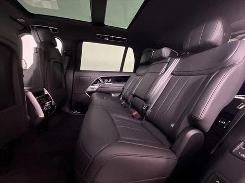 2025 Land Rover Range Rover P400 SE 7 Seat