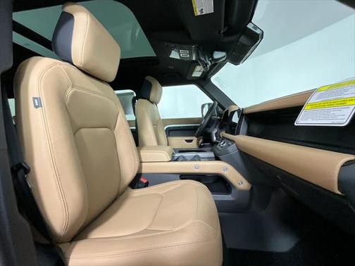 2025 Land Rover Defender 130 P400 X-Dynamic SE