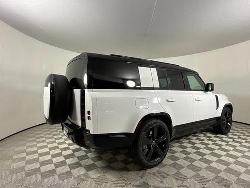 2025 Land Rover Defender 130 P400 X-Dynamic SE