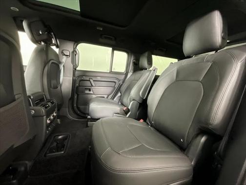 2025 Land Rover Defender 130 P400 X-Dynamic SE