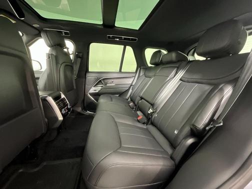 2026 Land Rover Range Rover P550e SE