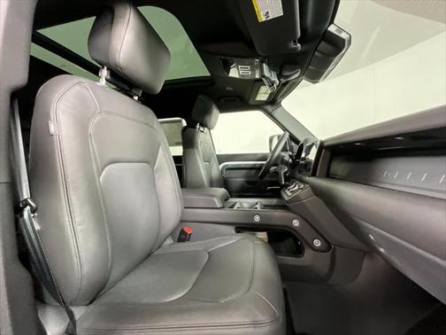 2025 Land Rover Defender 130 P400 X-Dynamic SE