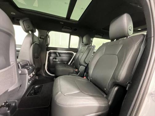2025 Land Rover Defender 130 P400 X-Dynamic SE