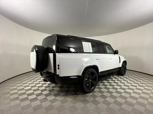 2025 Land Rover Defender 130 P400 X-Dynamic SE