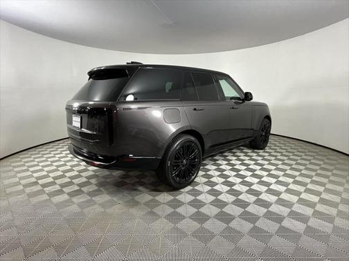 2025 Land Rover Range Rover P530 SE