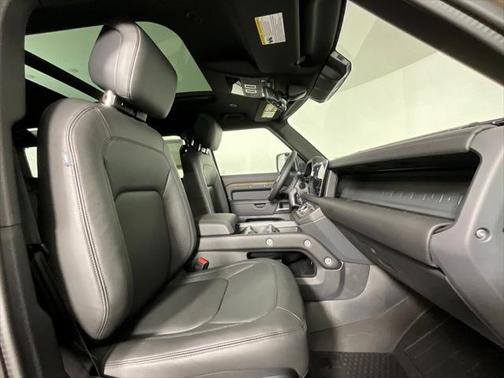 2025 Land Rover Defender 110 P400 X-Dynamic SE