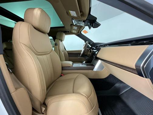 2026 Land Rover Range Rover P550e SE