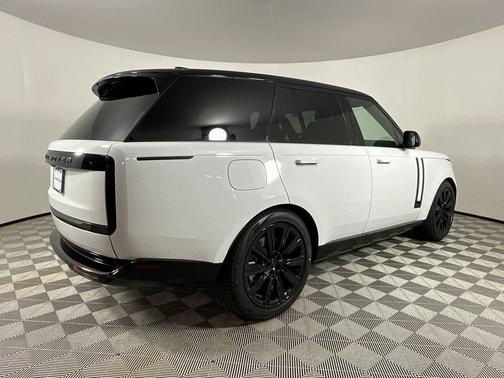 2026 Land Rover Range Rover P550e SE