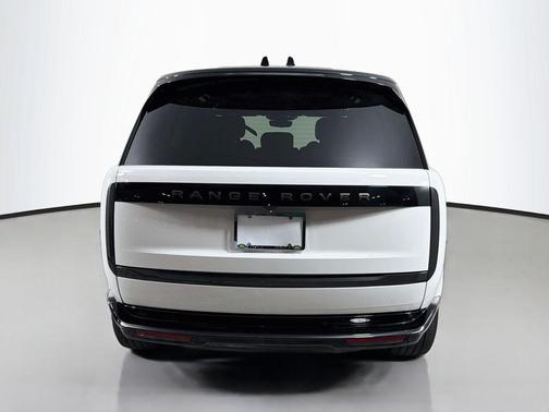 Fuji White 2027 Land Rover Range Rover SE