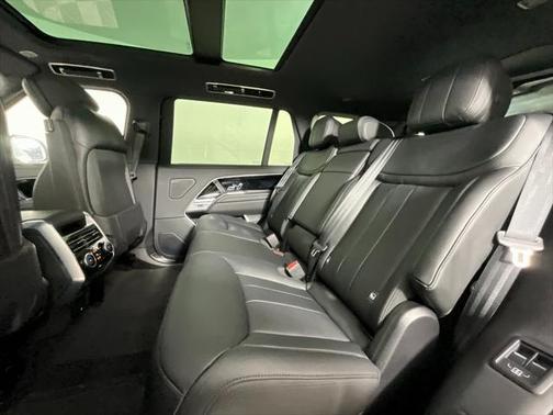 2025 Land Rover Range Rover P400 SE 7 Seat