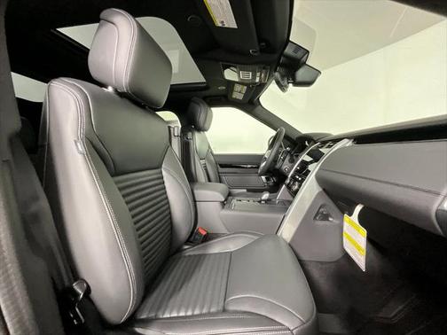 2025 Land Rover Discovery P300 S