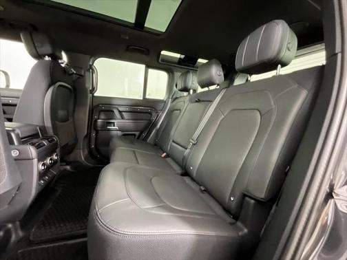 2025 Land Rover Defender 110 V8