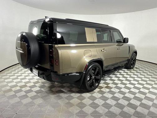 2025 Land Rover Defender 130 P400 X-Dynamic SE