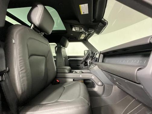 2025 Land Rover Defender 110 P400 X-Dynamic SE
