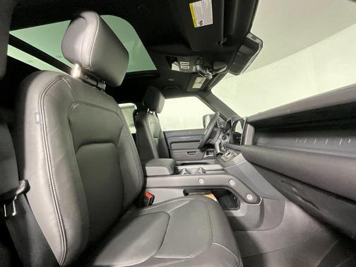 2025 Land Rover Defender 110 P400 S