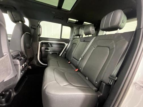 2025 Land Rover Defender 110 V8