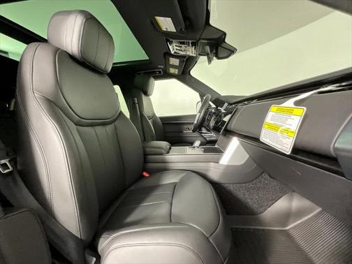 2025 Land Rover Range Rover P530 SE 7 Seat