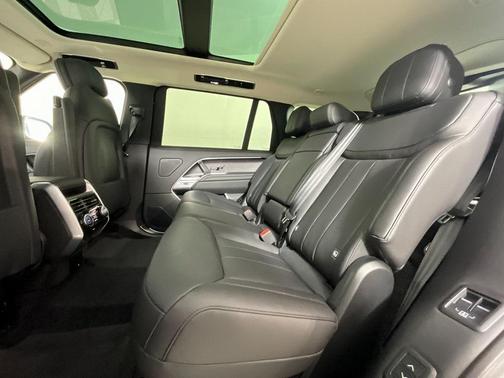 2025 Land Rover Range Rover P400 SE 7 Seat