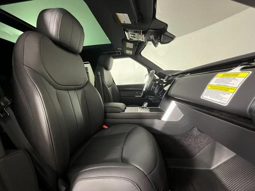 2025 Land Rover Range Rover P530 SE 7 Seat