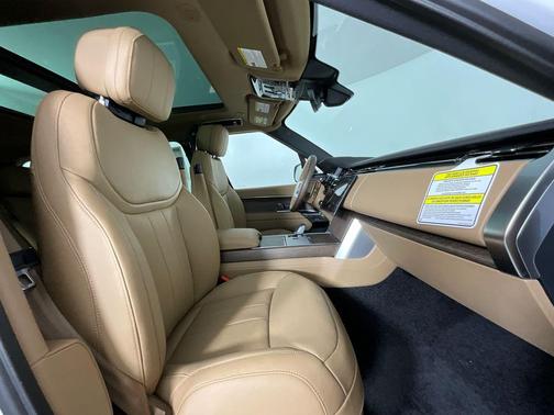 Ostuni Pearl Wht Prem Met 2026 Land Rover Range Rover P400 SE
