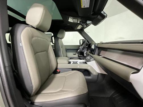 2025 Land Rover Defender X-Dynamic SE