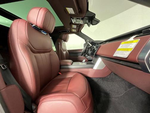 2025 Land Rover Range Rover P550e SE